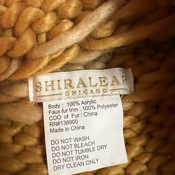 Shiraleah Chicago Pom beanie - Picture 2 of 5